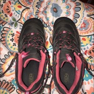 Women’s size 9 Keen’s